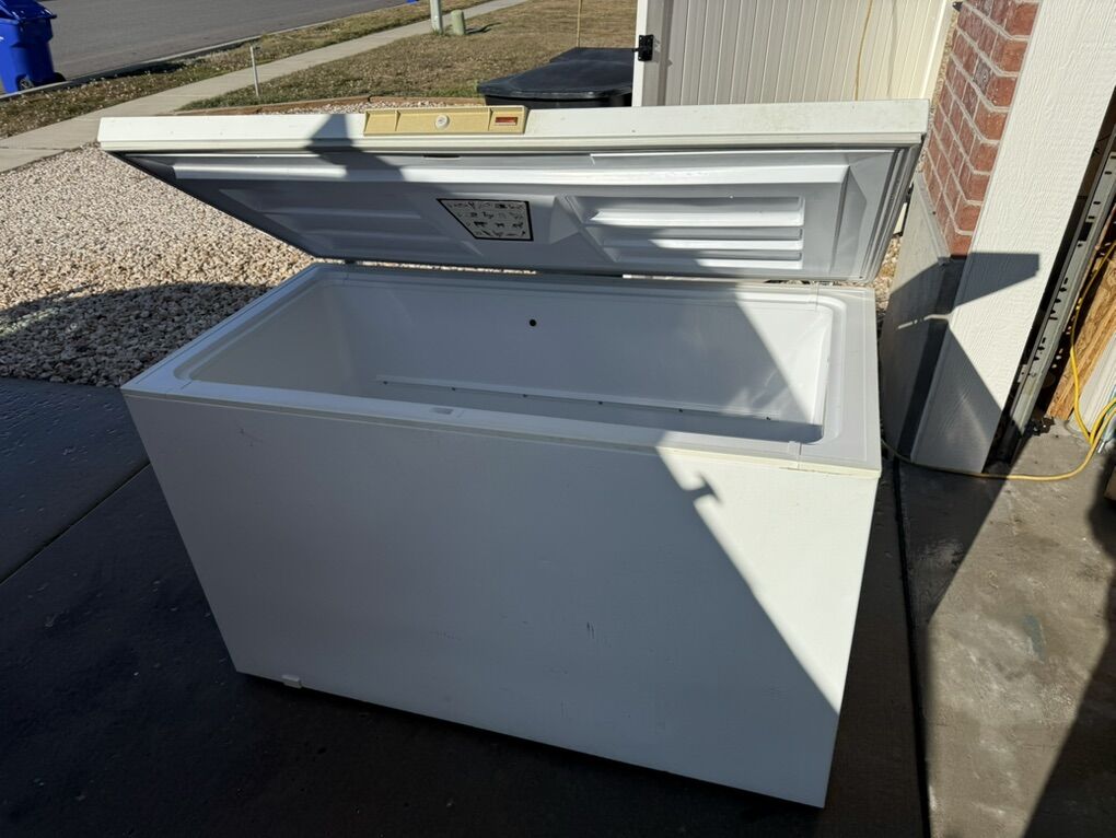 Lg 123 Gallon Chest Deep Feezer W/baskets + key.