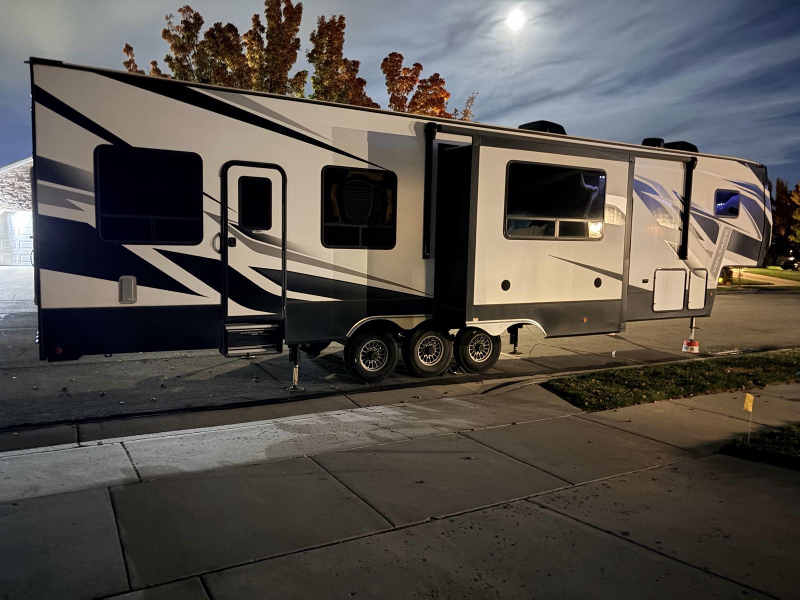 15 ft unobstructed garage! 2021 Dutchmen Voltage 5th Wheel Toy Hauler