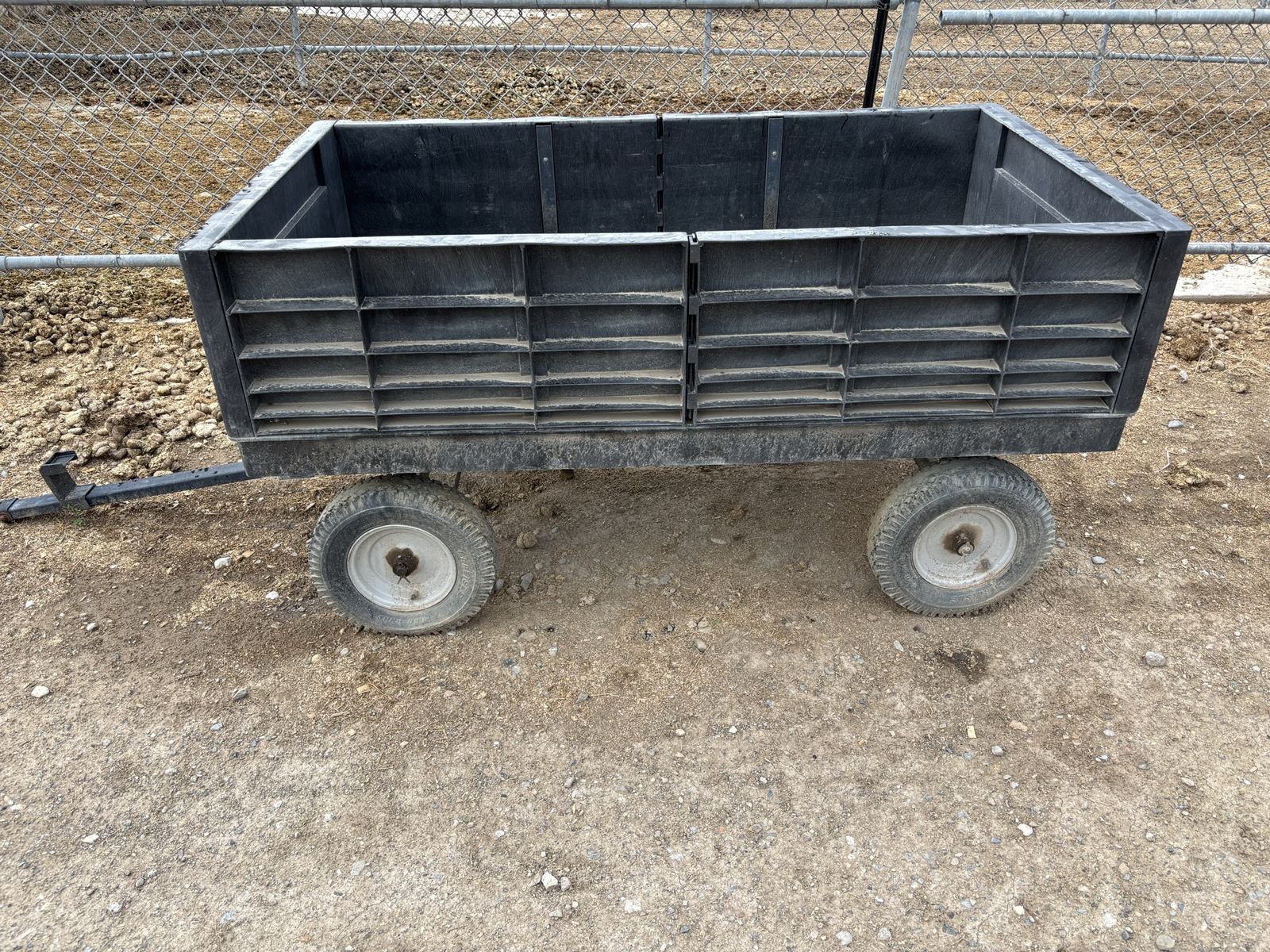 Rubbermaid Commercial Products Heavy Duty Poly Utility Farm Cart Wagon