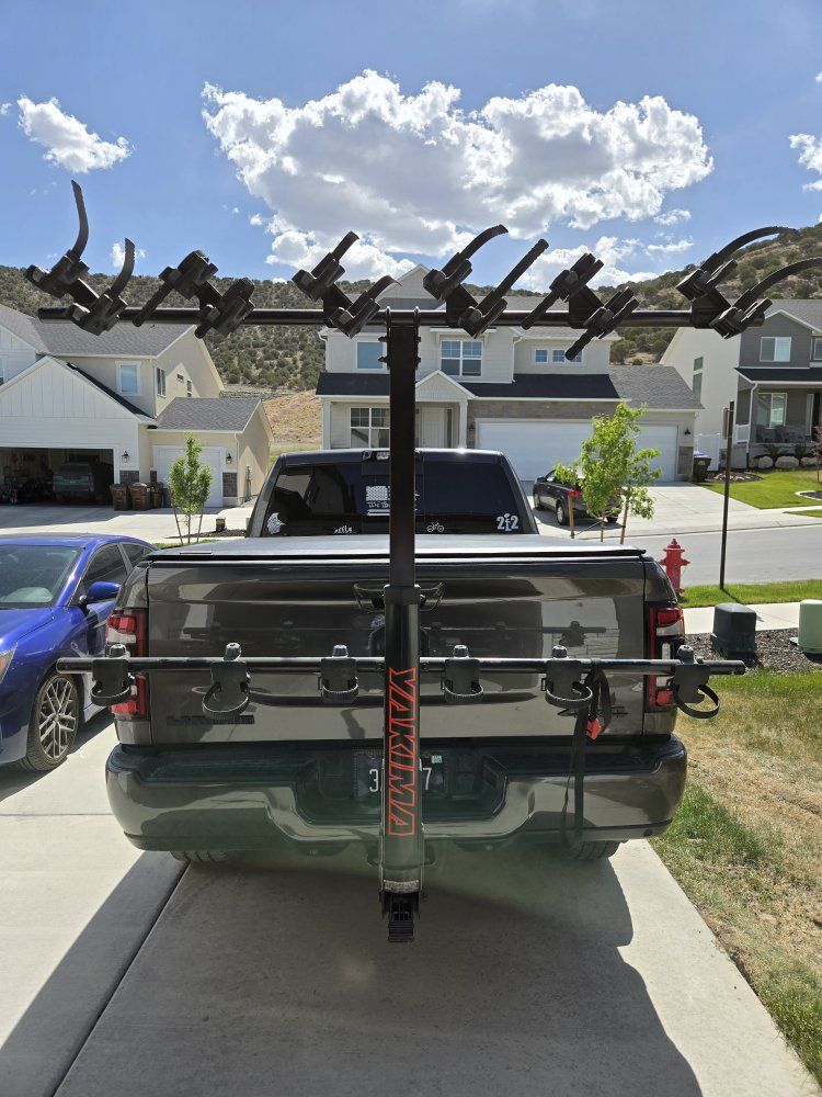 Yakima Hang tight 6 place vertical rack