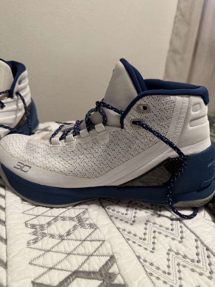 Under Armour Curry Basketball Shoes (Size 9.5)