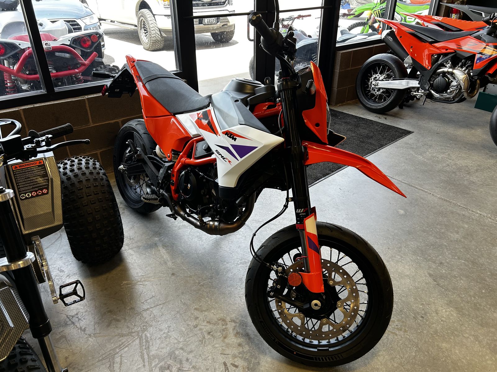 Main image 3