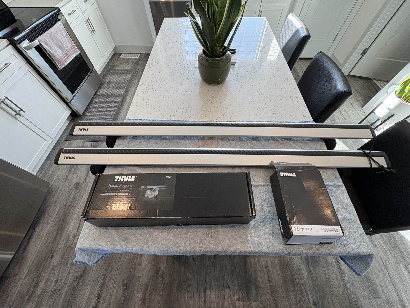 Thule 53" AeroBlade Crossbars + Rapid Podium Feet + Kia Niro Fit Kit (KIT 4076)