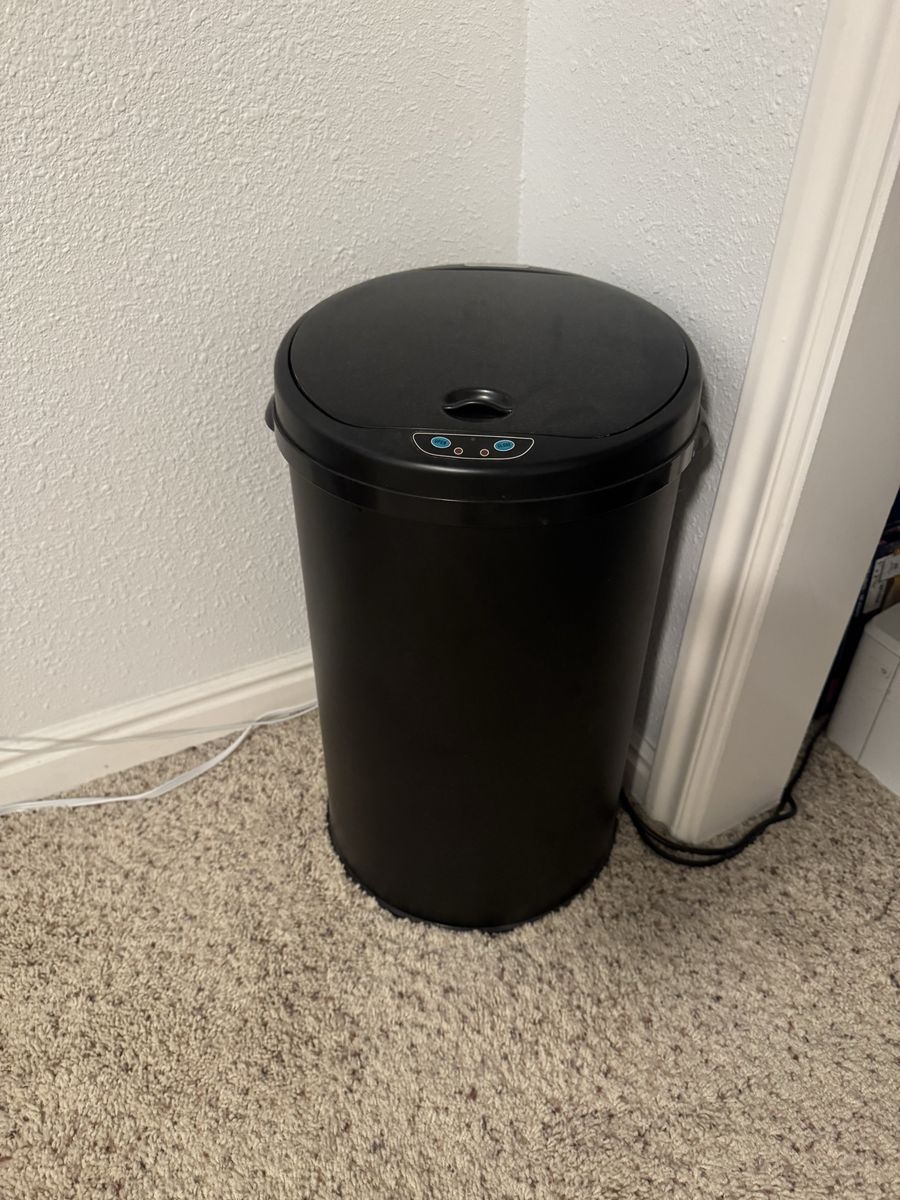 Automatic trash can