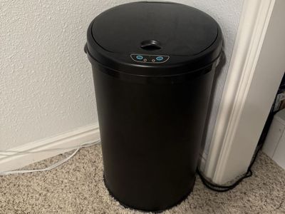 Automatic trash can