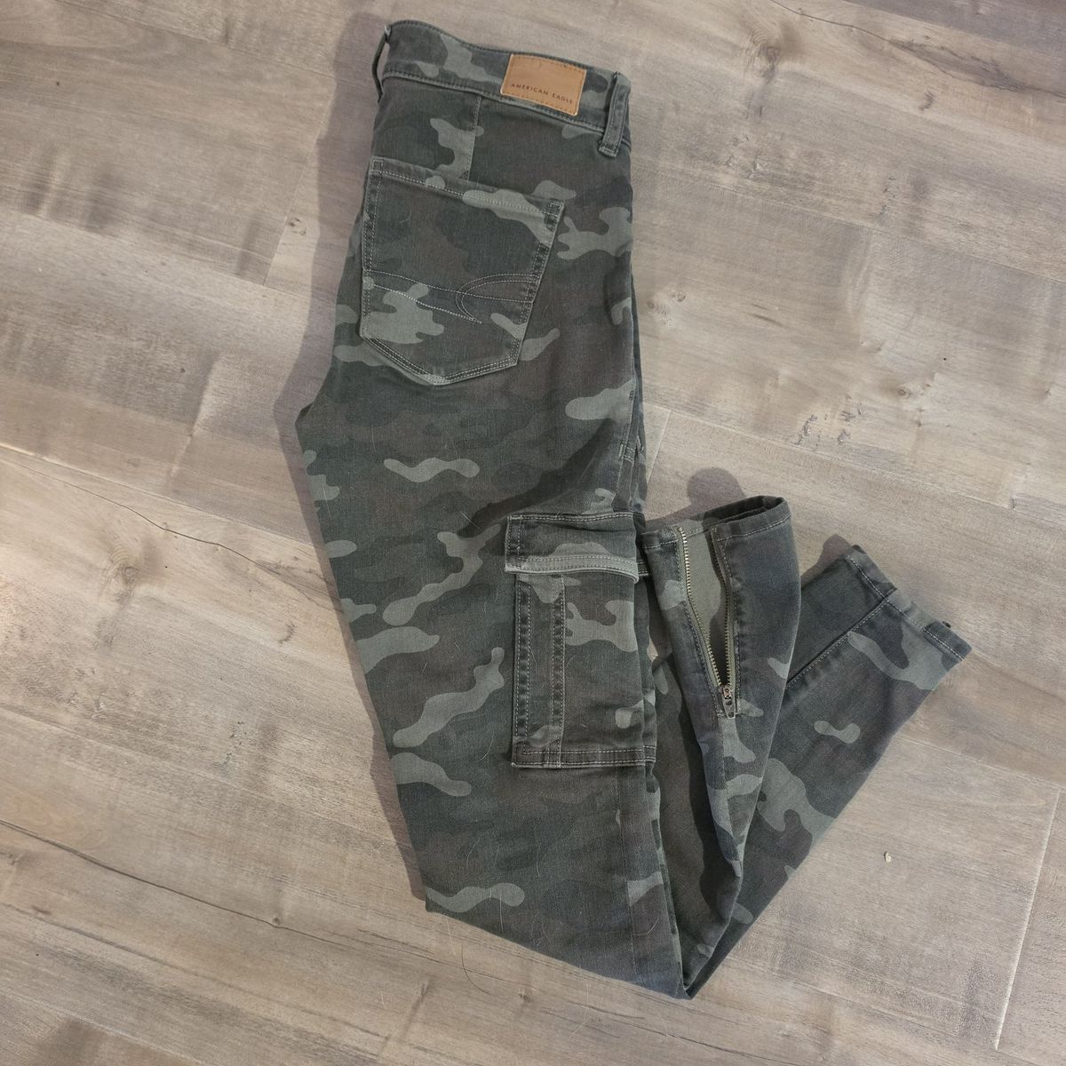 American Eagle Camo Cargo Pants Zippers Size 2