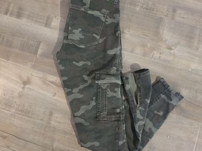 American Eagle Camo Cargo Pants Zippers Size 2