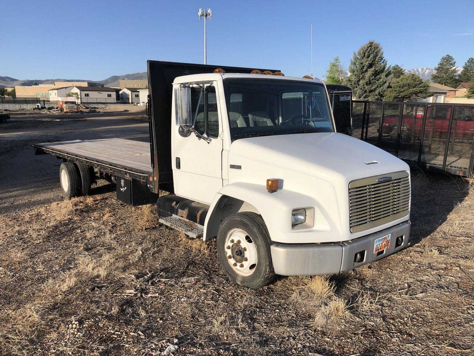 1999 Freightliner Model FL60 flatbed 24' long Very very low miles
