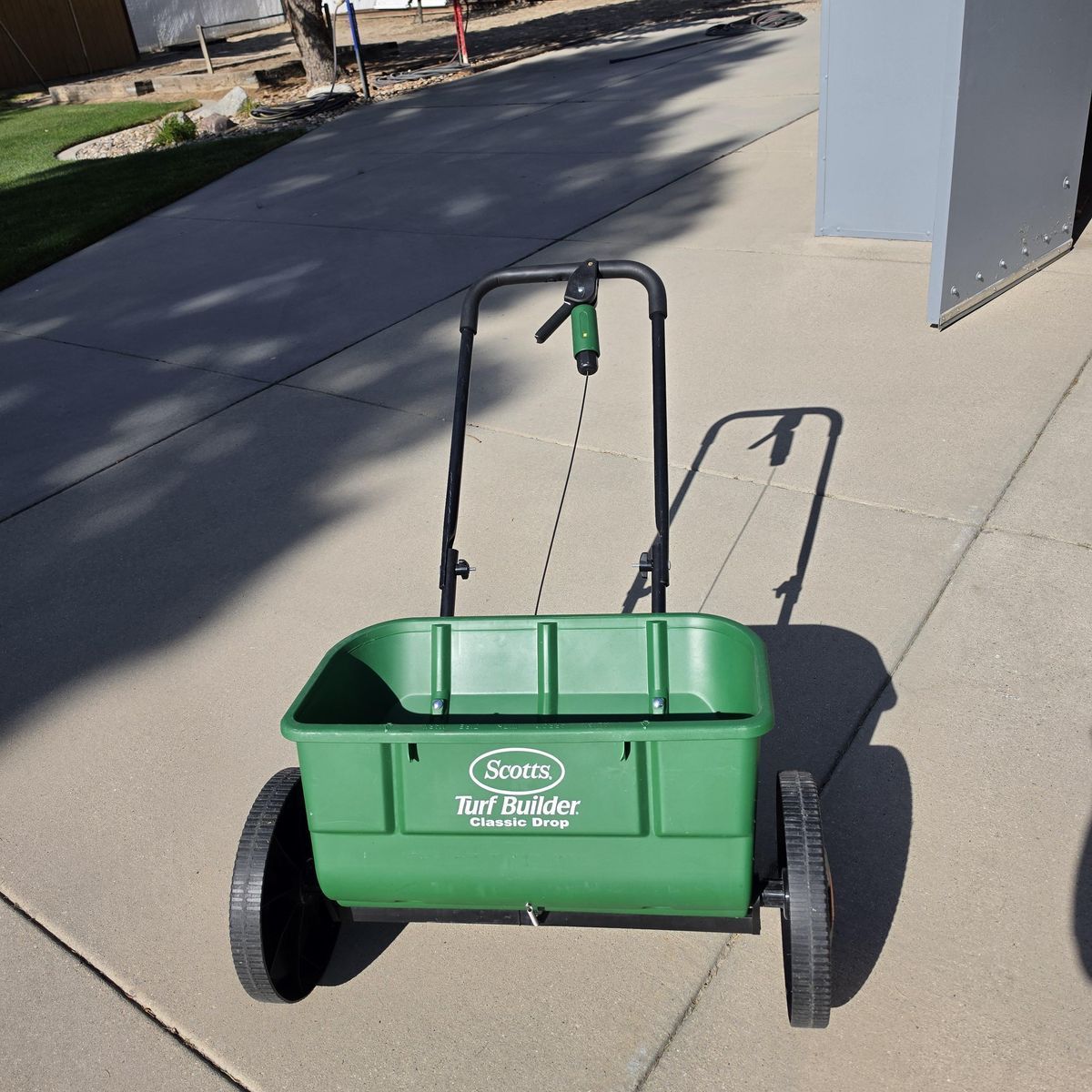 Scotts Turf Builder Drop Spreader - excellent condition