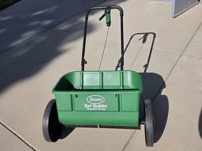 Scotts Turf Builder Drop Spreader - excellent condition