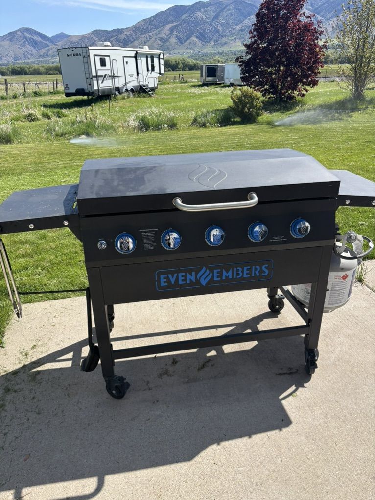 Even Embers 5-Burner Flat-Top Griddle