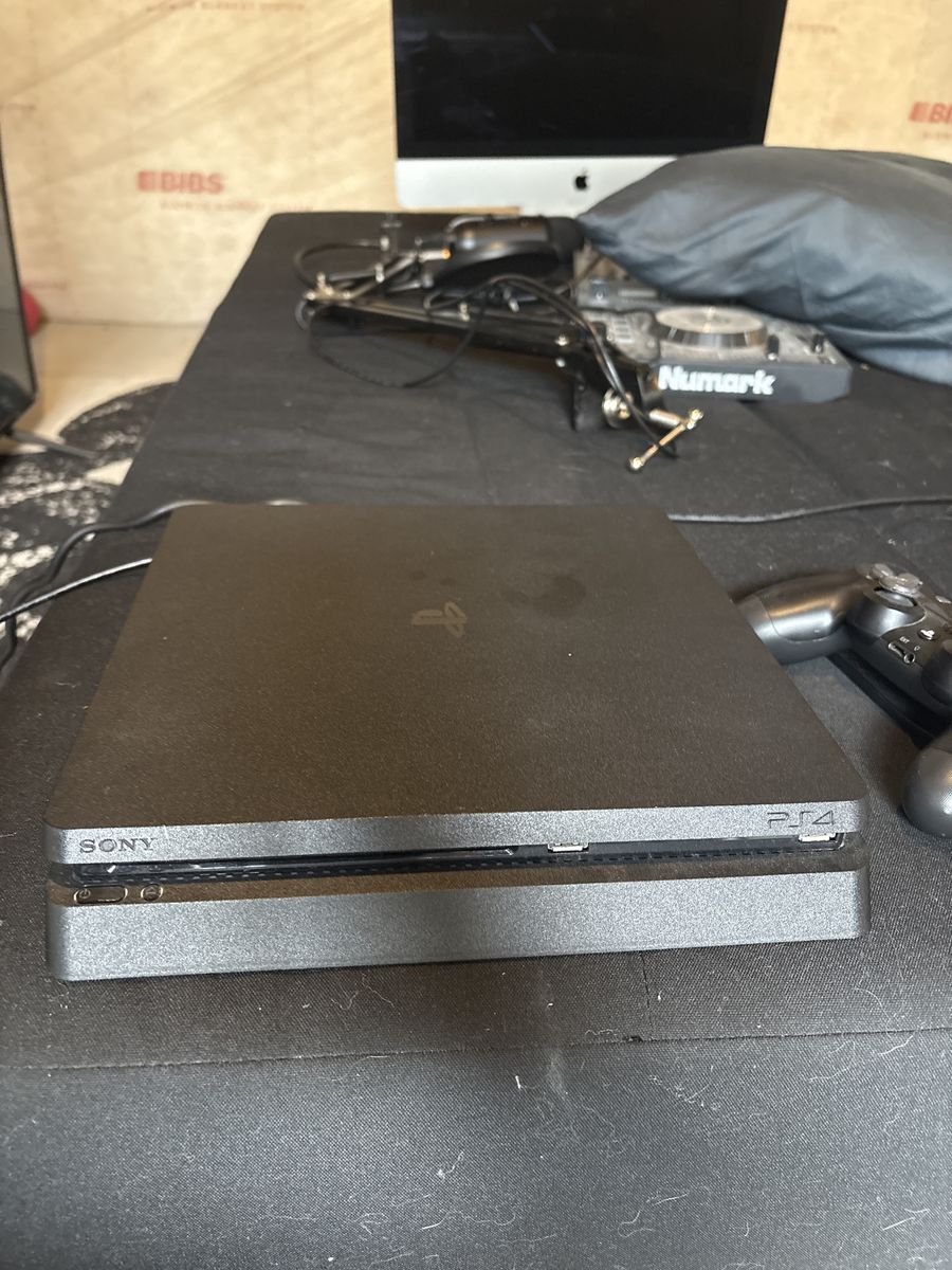 PlayStation 4 w/ controller