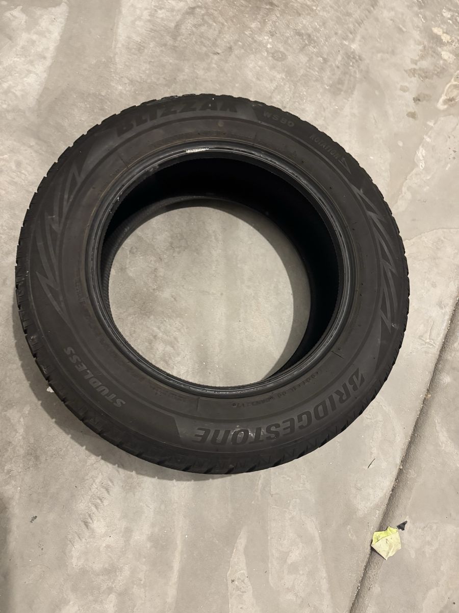Bridgestone Blizzak WS80 Studless Winter Tire 235/60R17