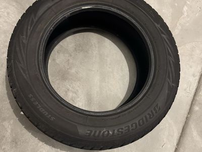 Bridgestone Blizzak WS80 Studless Winter Tire 235/60R17