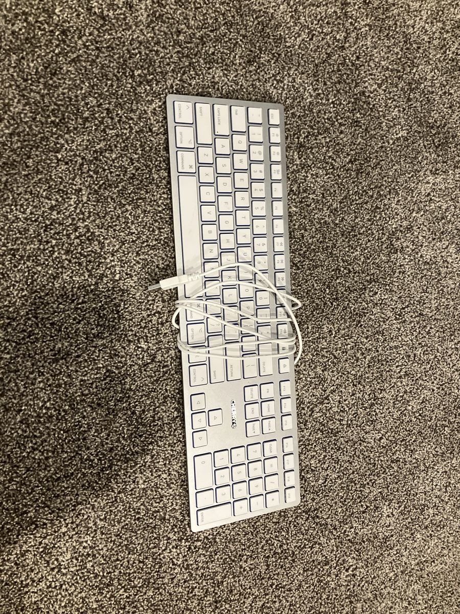 C. TECH CTT-CUBED White Wired Full-Size USB Keyboard for Mac/PC