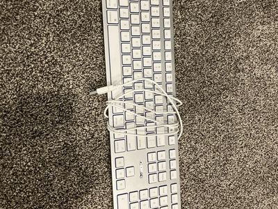 C. TECH CTT-CUBED White Wired Full-Size USB Keyboard for Mac/PC
