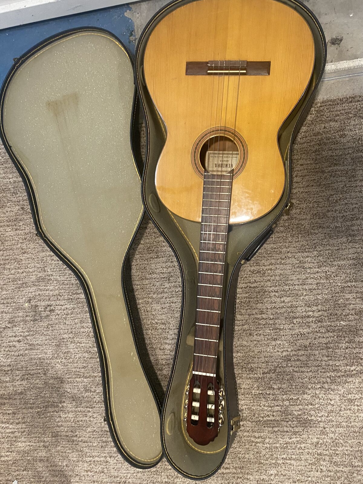 Ventura Bruno V-1583 classical acoustic guitar w/ case