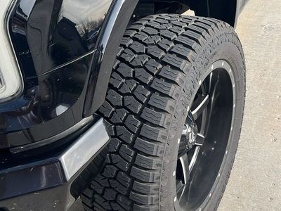 Fuel Off-Road Maverick D538 22x10 Wheels w/ Advanta ATX-850 35x12.50R22LT Tires