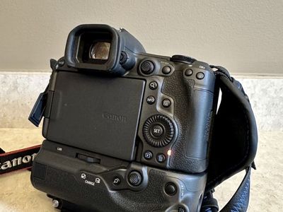 Canon EOS R5 Mark II RF 24-105mm F4L lens (no grip)