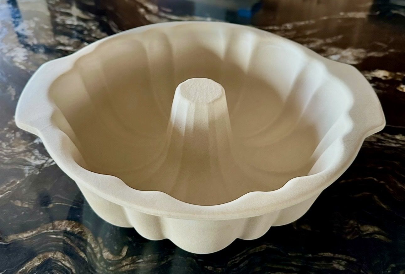 Pampered Chef Stoneware Fluted Bundt Cake Pan