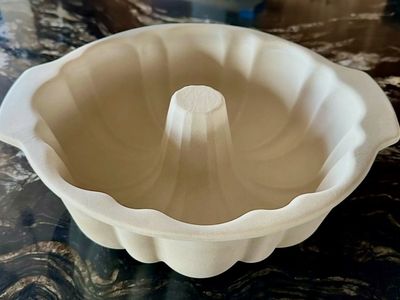 Pampered Chef Stoneware Fluted Bundt Cake Pan