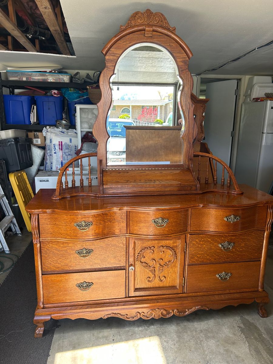 Victorian Lexington furniture Dresser