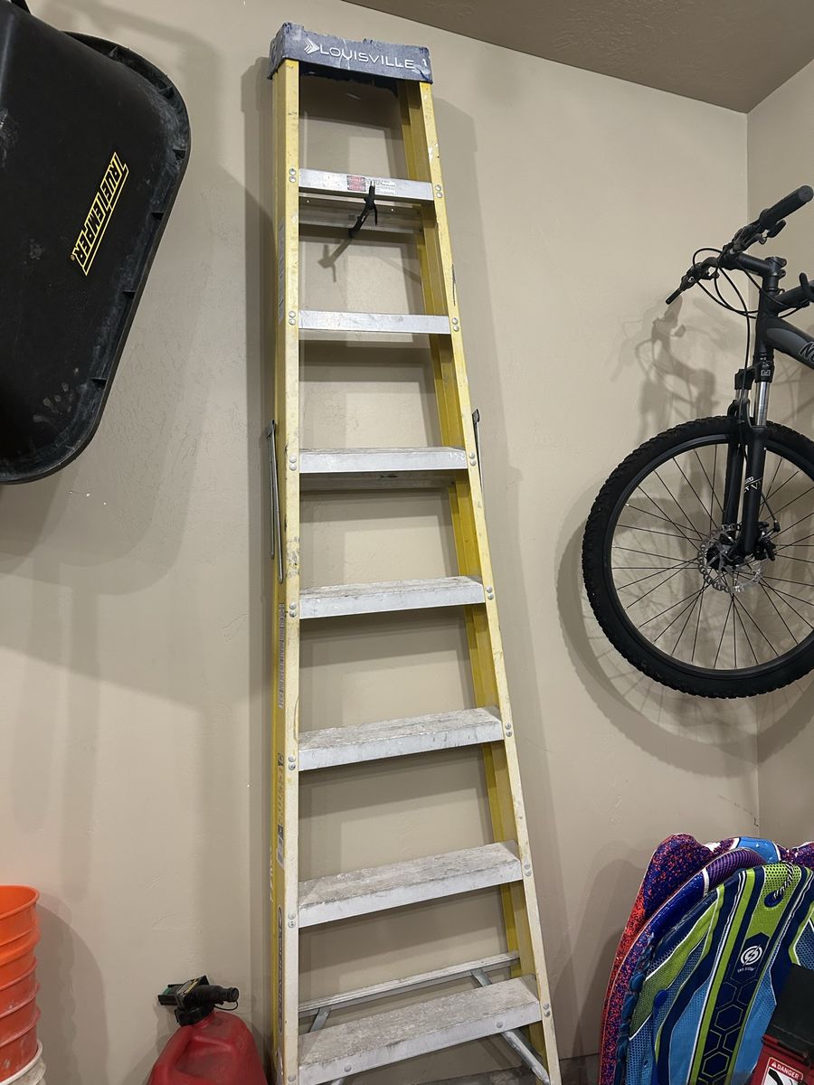 Louisville FS2008 8ft Fiberglass Step Ladder - Type I 250lbs Capacity
