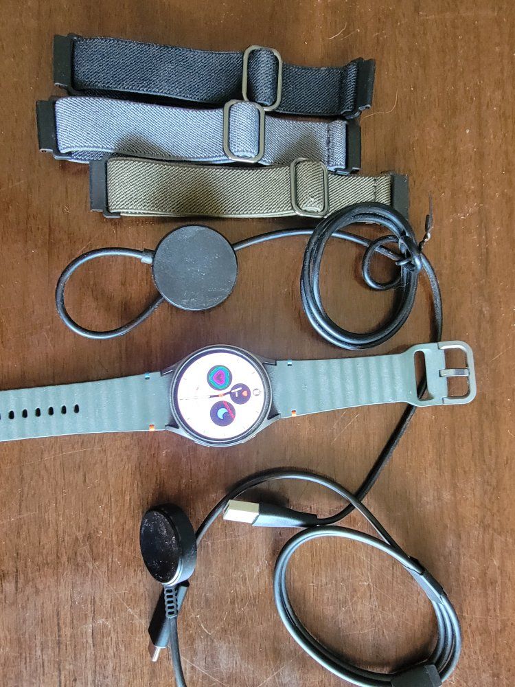 Samsung Galaxy 7 watch w chargers and bands 40 mm