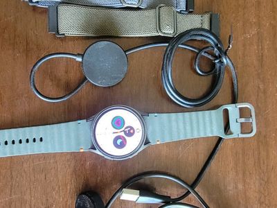 Samsung Galaxy 7 watch w chargers and bands 40 mm