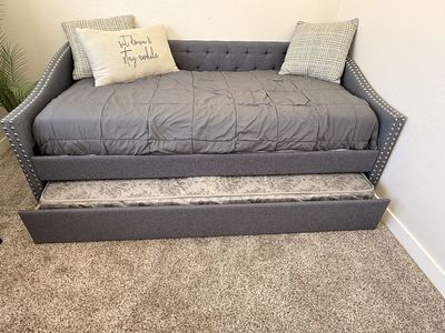 Daybed with pull out bed