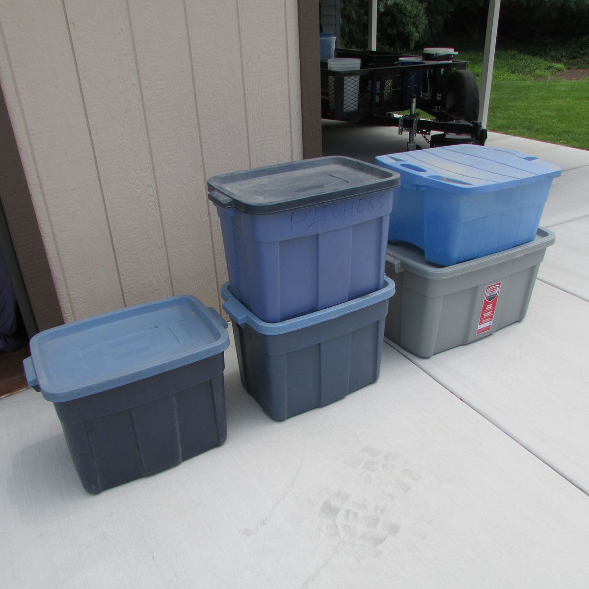 5 Rubbermaid Roughneck Totes for 25.00