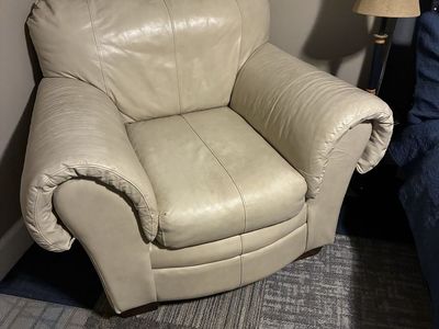 Free Cream Leather Club Chair - Plush & Comfortable Armchair w ottoman