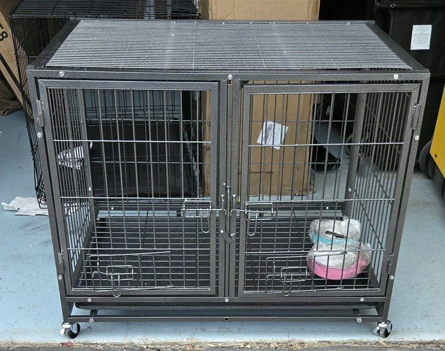 Stackable Dog Crate Kennel with Removable Divider, Wheels, Water & Food Dish Included Brand New