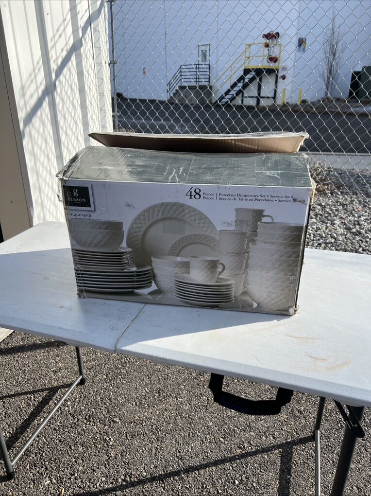 Gibson Home Antique Quilt 48-Piece Dinnerware Set