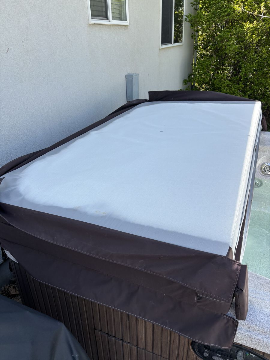 Bullfrog Spa - Hot Tub 8 Person