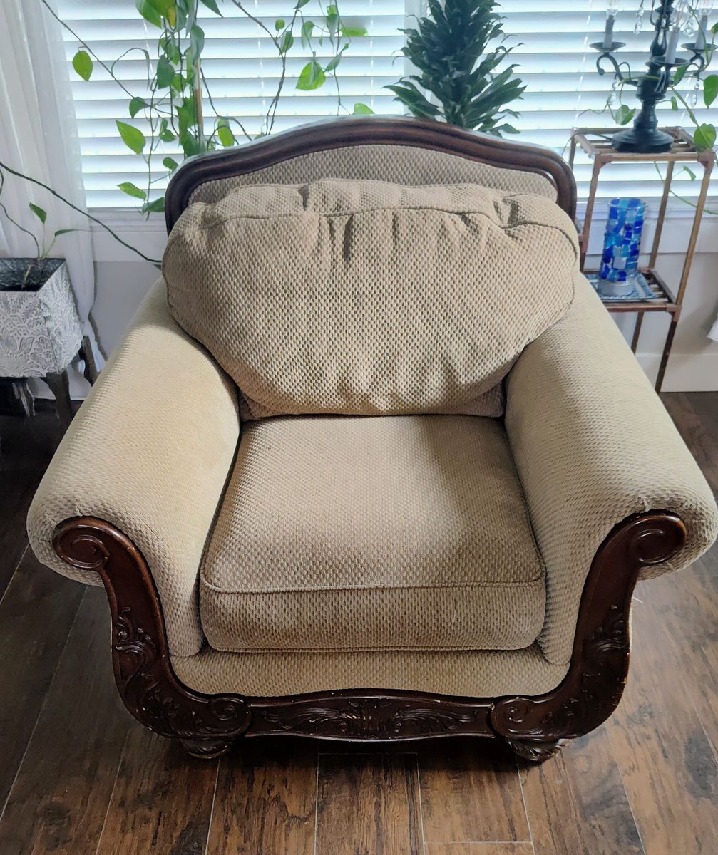 Traditional Beige Textured Armchair