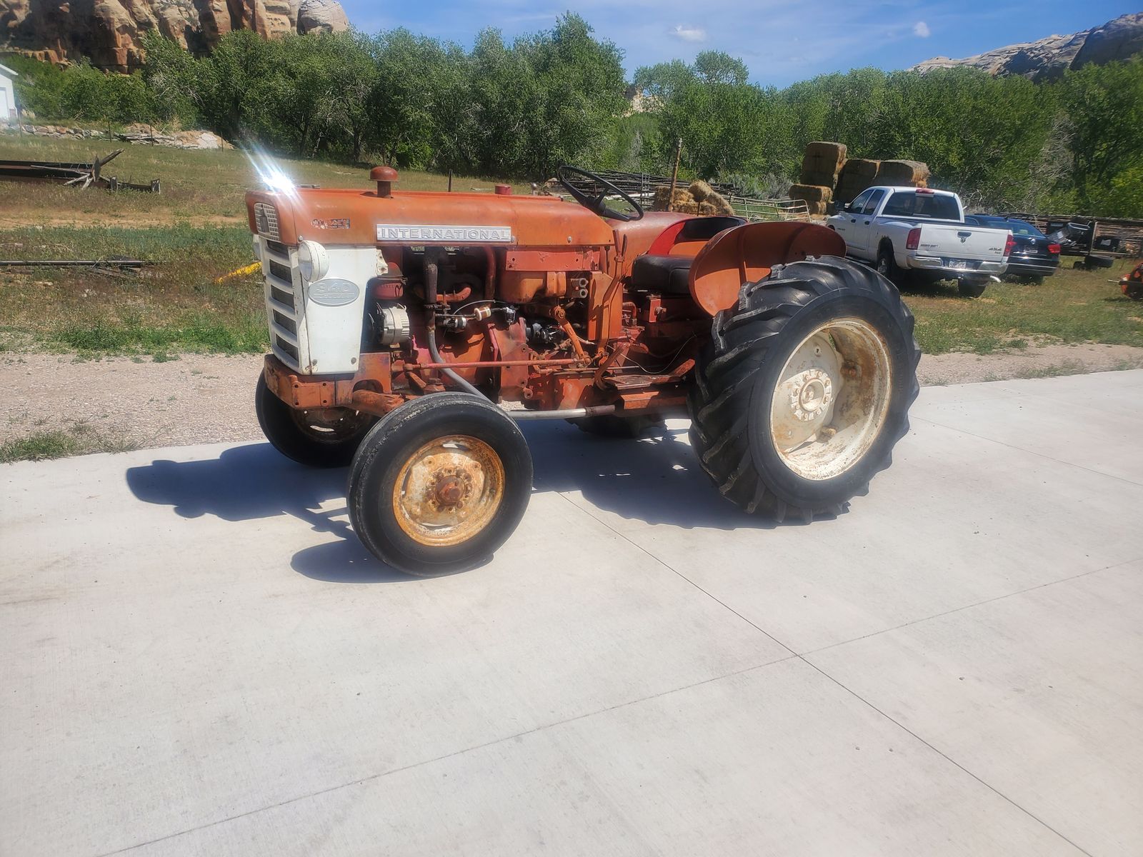International 340 Utility tractor