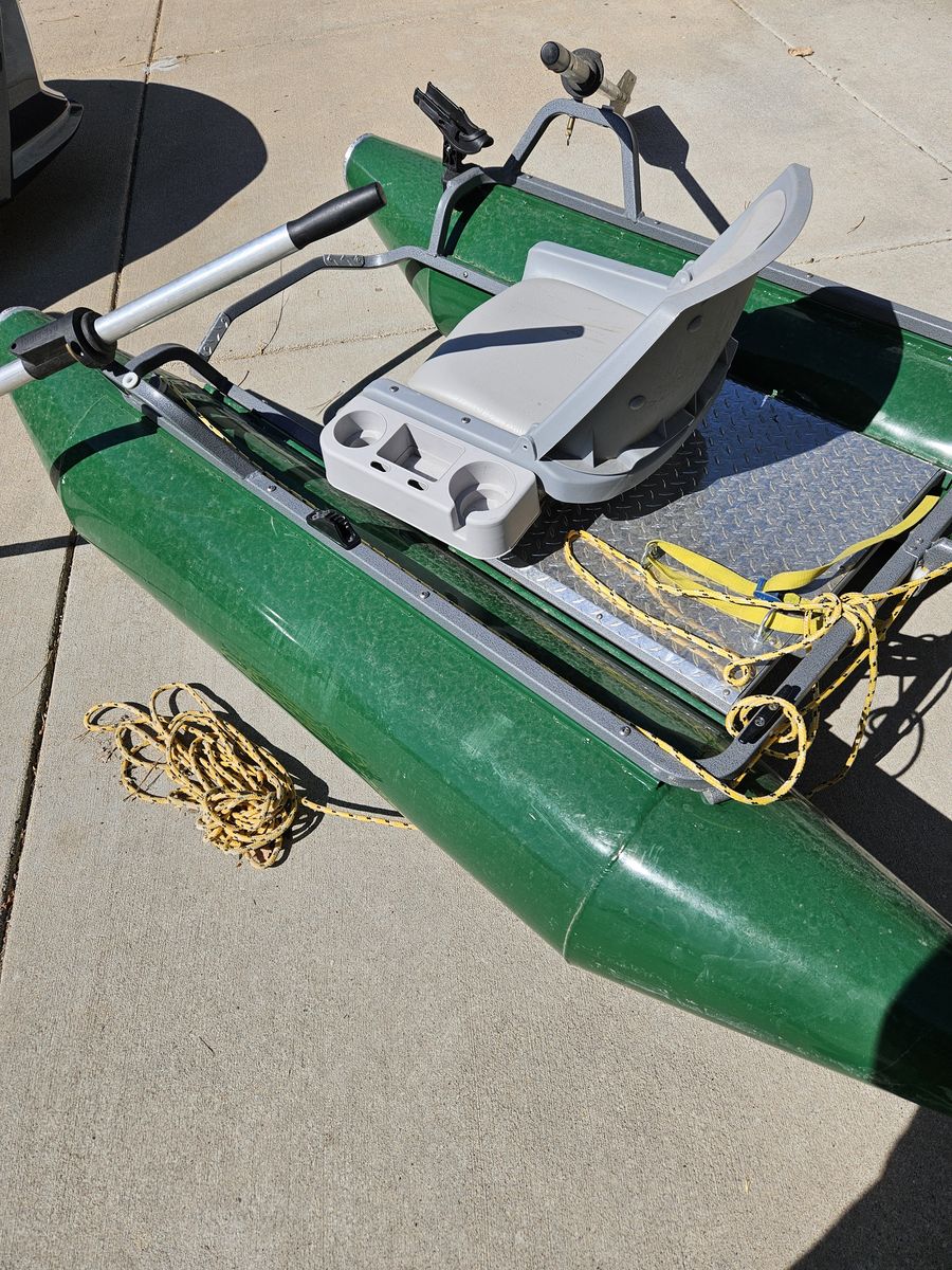 Aluminum pontoon boat
