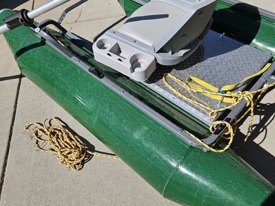 Aluminum pontoon boat