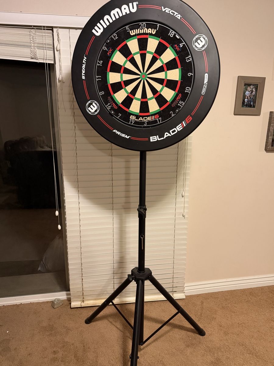 Winmau Blade 6 Dartboard w/ Surround and Stand