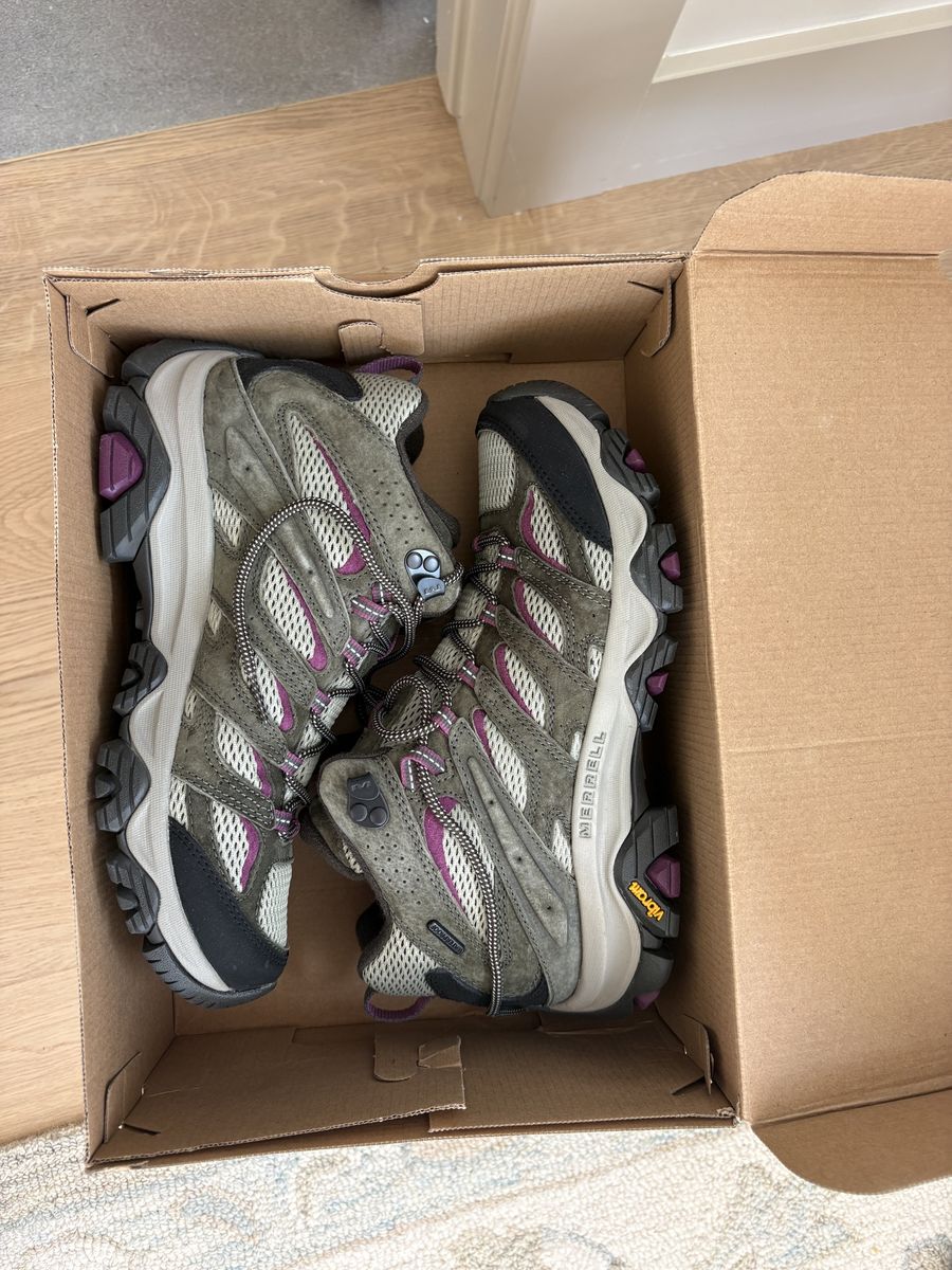 New women’s size 10 hiking boots