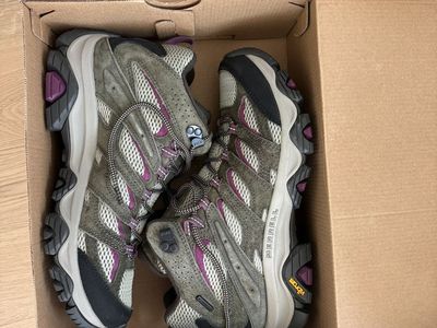 New women’s size 10 hiking boots