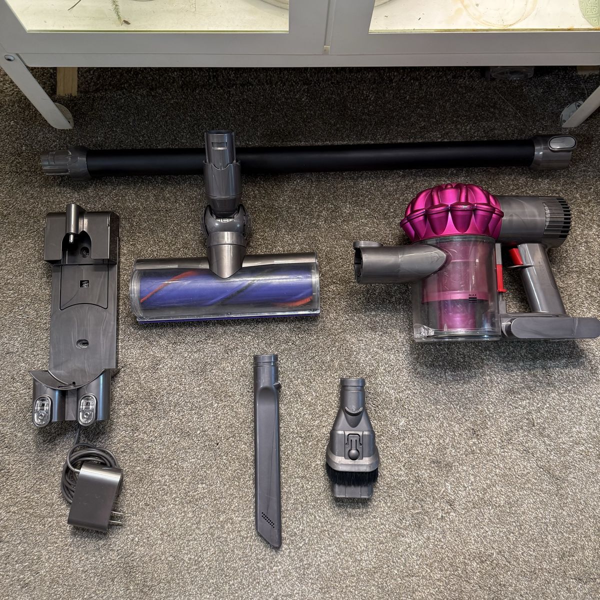 CLEAN Dyson v6 animal vacuum