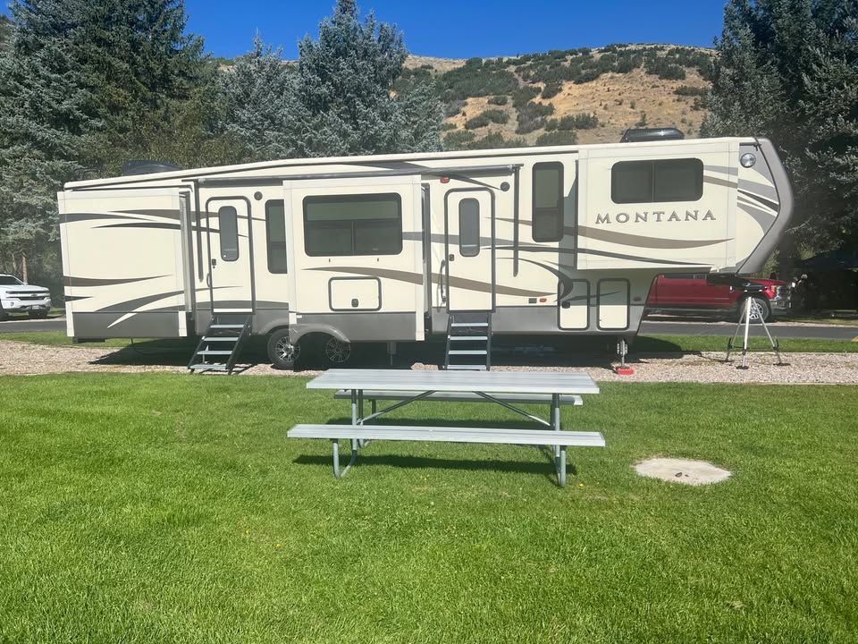 2018 Montana 3730FL 5th-wheel trailer