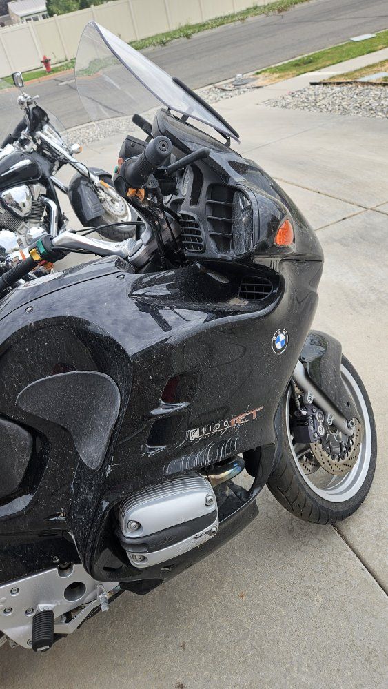 BMW R1100RT Touring Motorcycle - Black, with Hard Cases - Runs, Some Cosmetic Damage. bad battery