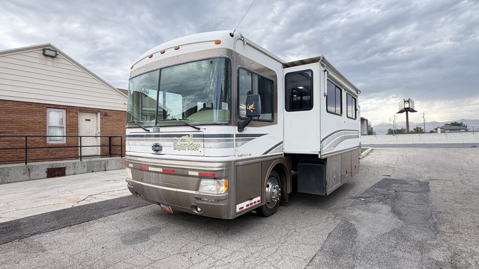 2000 Fleetwood Bounder 39z diesel pusher with slide