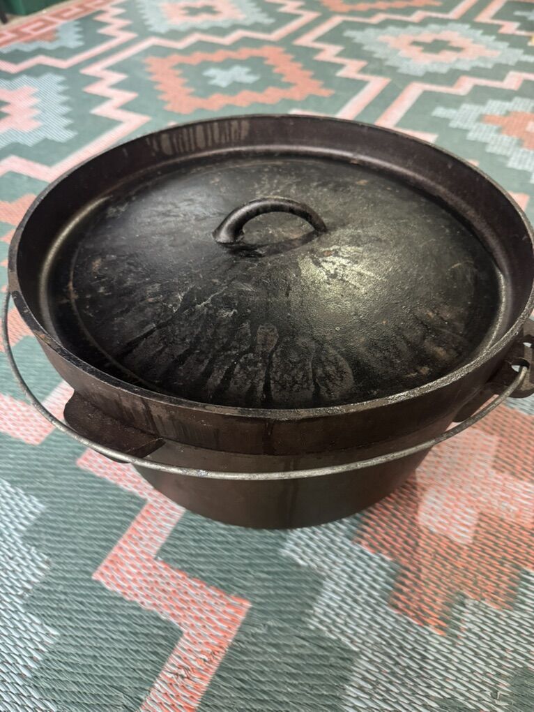 Vintage! Huge! Cast Iron Pot Dutch Oven with Lid