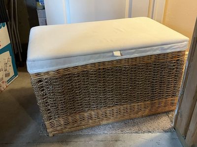 Wicker blanket seat