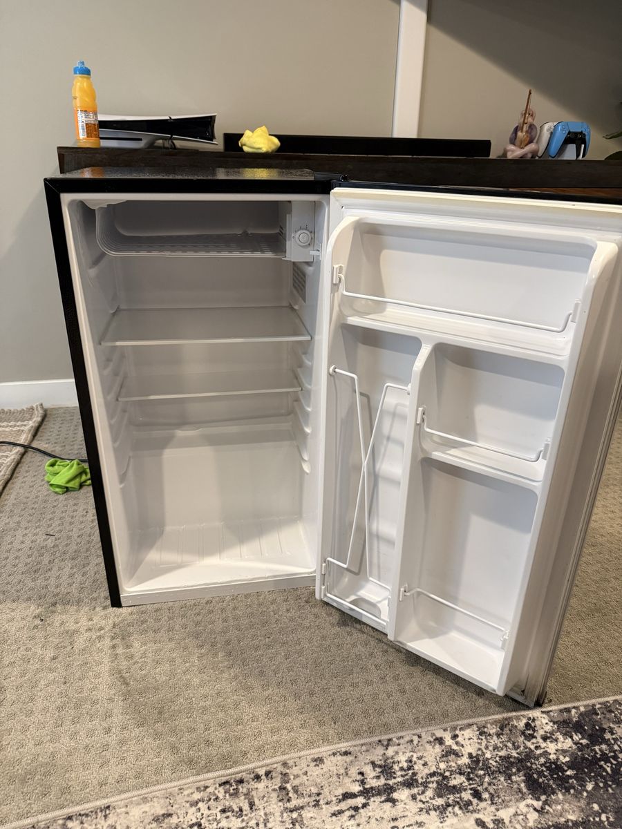 RCA Mini Fridge – Clean & Works Great