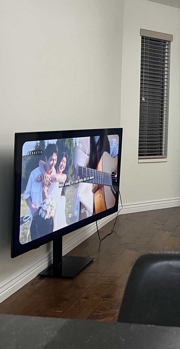 58" Insignia 4K Smart TV - Like New, works perfectly!⁠